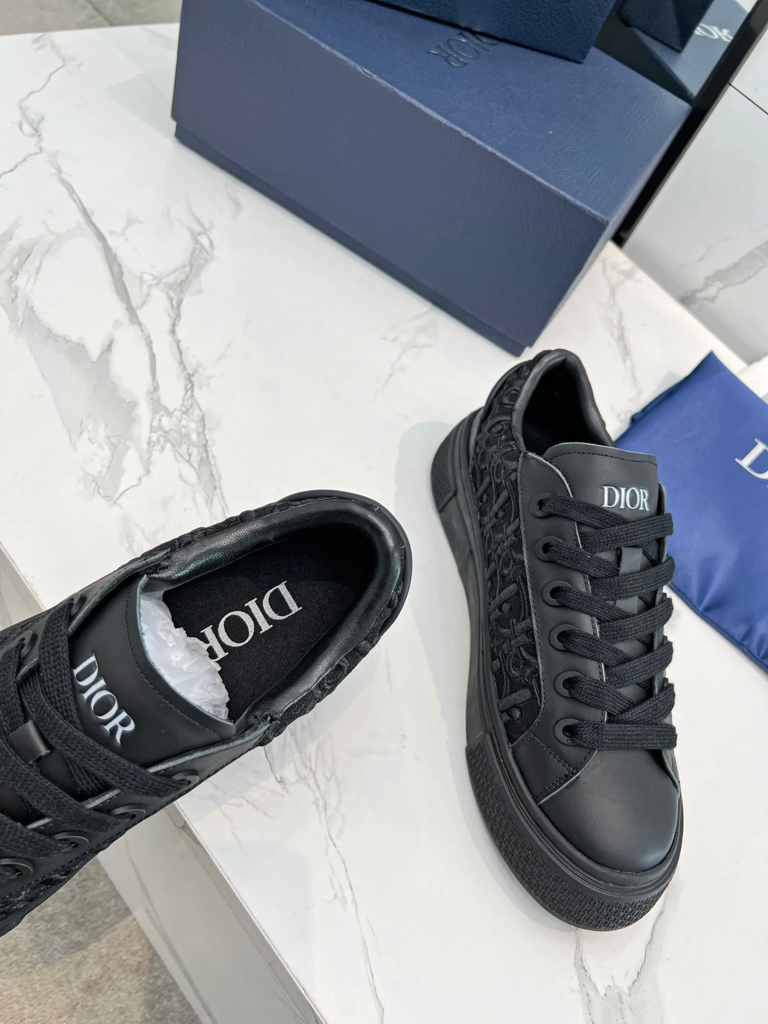 👟👟Ex-factory price 560👟👟 B33 sports tennis shoes - navy blue embroidered model 👟👟Ex-factory price 40👟👟Ex-factory price 48 Spring new model, a new interpretation of the classic tennis shoes, the fashionable silhouette highlights the heavy texture, carefully made of navy blue smooth cow leather, decorated with cream white three-dimensional embroidered Oblique print panels, and decorated with Dior It's distinguished by a logo-embossed padded tongue, wide white mohair laces and tonal brass eyelets with a matte finish. The cream-white Oblique print-effect rubber sole is enhanced by the contrasting Dior 30 Avenue Montaigne logo on the back, adding a stylish edge to casual looks.